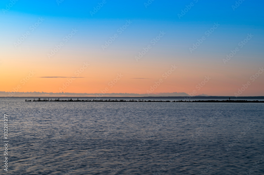 Naklejka premium Beautiful calm sunrise over the Baltic sea