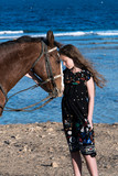 Dziewczynka z koniem nad morzem