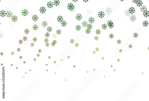 Dark Green, Yellow vector background with beautiful snowflakes.