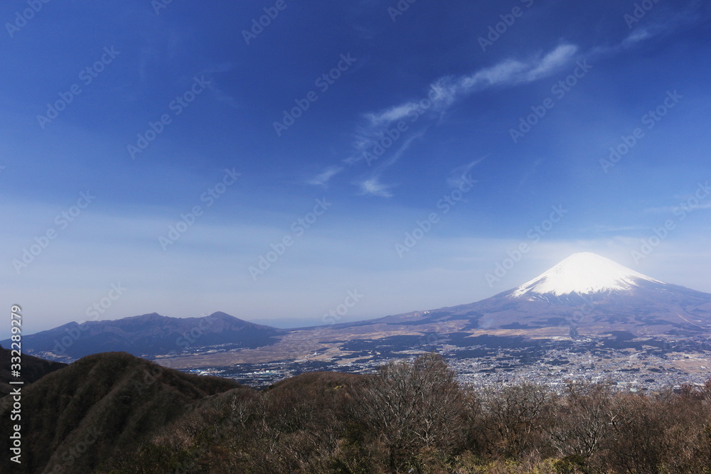 金時山山頂から　霊峰富士と愛鷹山を望む