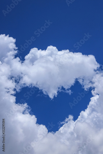 Nuvem com formato semelhante a um coração estilizado. photo