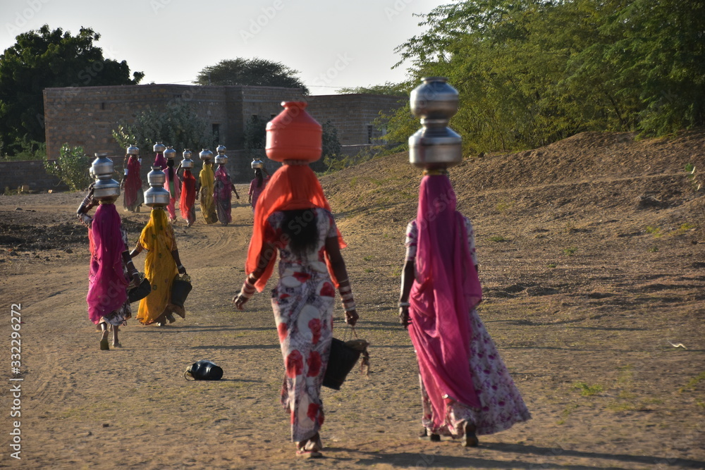 インドのラジャスタン州
ジャイサルメールのクーリー村
水瓶を頭に乗せて運ぶ、インド人女性
民族衣装のサリーを着て働く、美しい姿