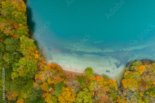 紅葉の中禅寺湖湖畔空撮