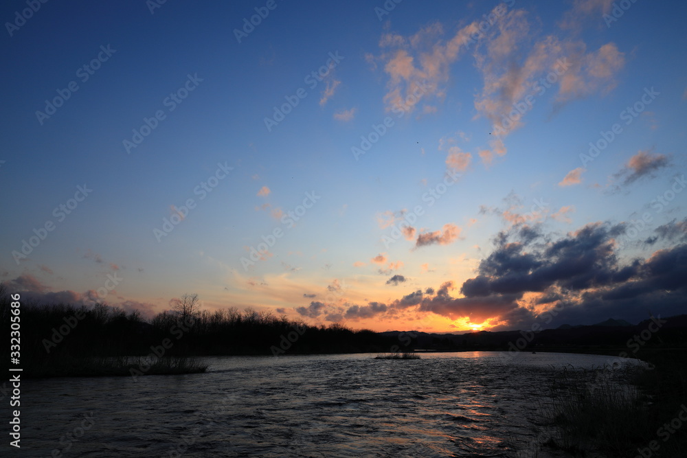 川と夕焼け空 美しい自然風景 背景素材 Stock Foto Adobe Stock