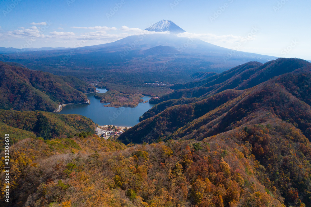 紅葉の精進湖と富士山空撮