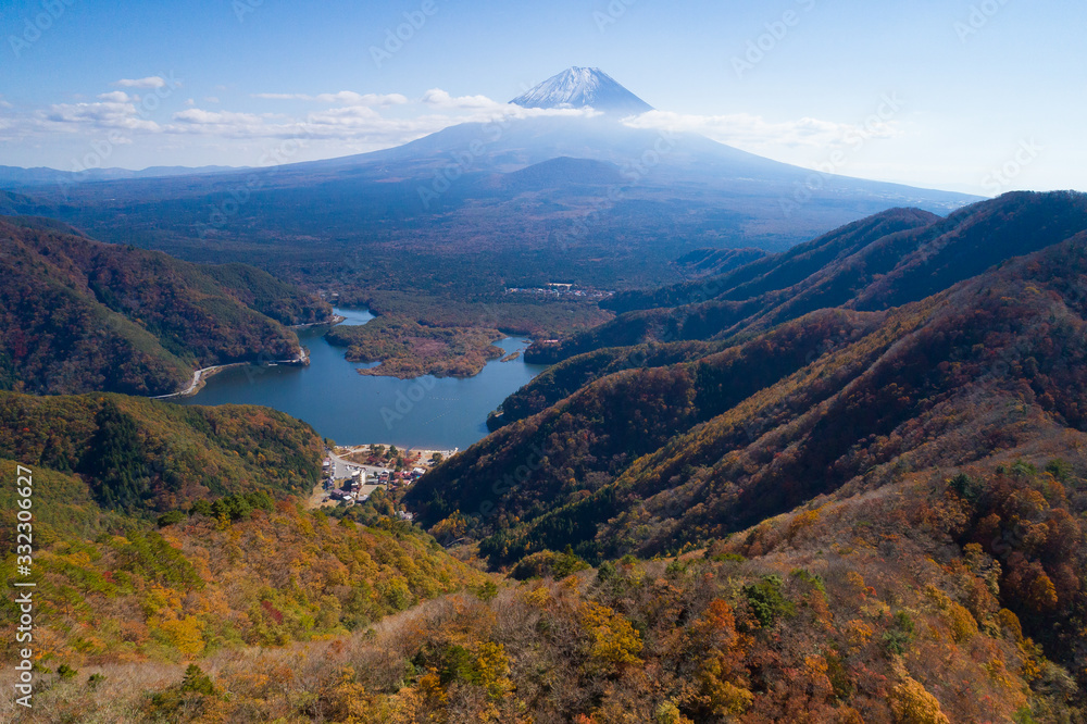 紅葉の精進湖と富士山空撮