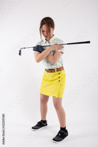 ゴルフ　軸の傾きを確認する女性