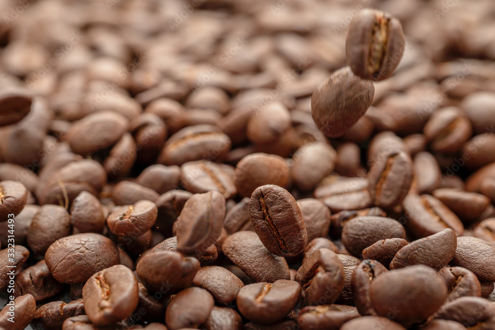 Naklejka premium fresh roasted coffee beans background