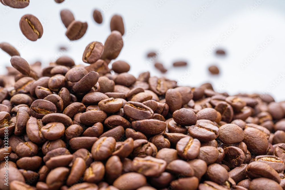 Obraz premium brown background of coffee grains in dropcopy space.