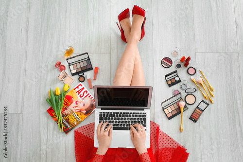 Female makeup artist with l...