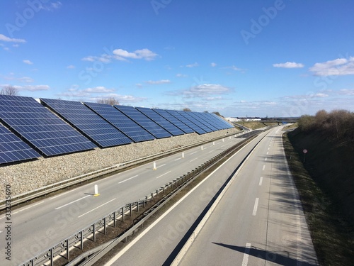 Freie Autobahn mit Photovoltaikanlage photo