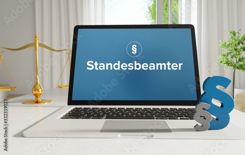 Standesbeamter – Recht, Gesetz, Internet. Laptop im Büro mit Begriff auf dem Monitor. Paragraf und Waage. photo