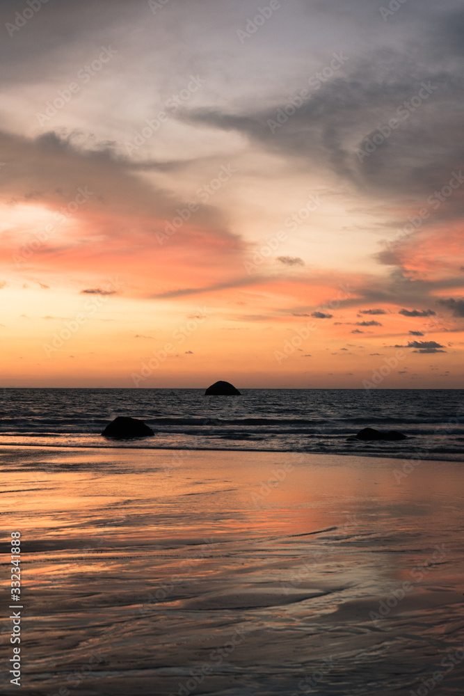 Fototapeta premium beautiful colorful sunset on agonda beach in goa, india
