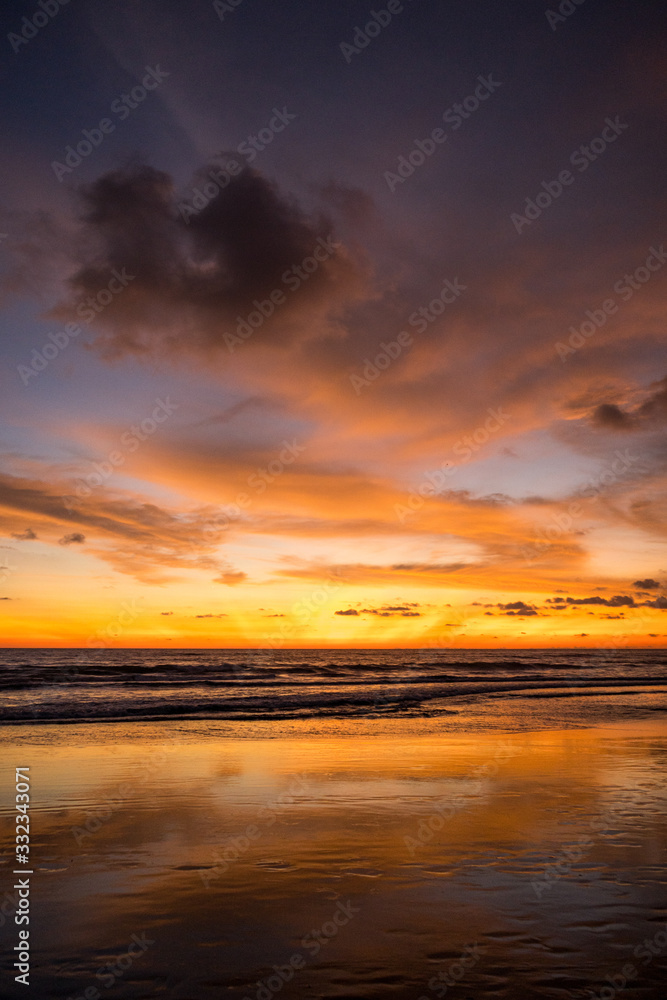 Obraz premium beautiful colorful sunset on agonda beach in goa, india