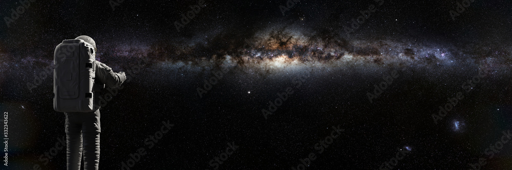Fototapeta premium astronaut in outer space with Milky Way galaxy