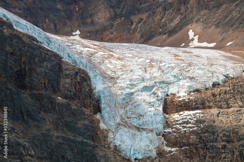Vue du glacier Angel depuis un sentier de randonnée dans le parc national Jasper en Alberta, Canada.