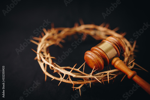 Cuadro en lienzo Close up of crown of thorns of Jesus and  Judge gavel on  black background
