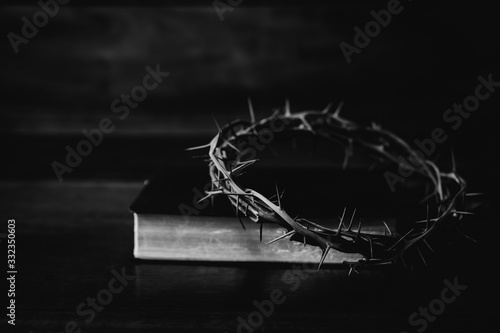 Foto Black and white  of  the crown of thorns of Jesus upon holy bible wooden backgro