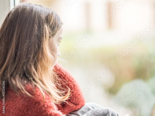 Tableau sur toile Enfant pensif devant une fenêtre