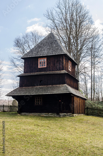 Fototapeta Naklejka Na Ścianę i Meble -  dzwonnica przy cerkwi pw Narodzenie św. Jana Chrzciciela Michniowiec Bieszczady 