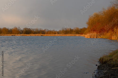 Chorzow Polska. Widok na linie brzegową jeziora oświetloną przez zachodzące słońce.