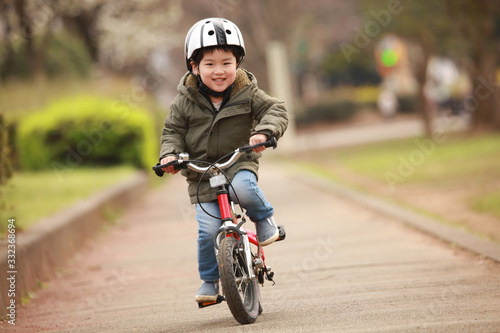 Fototapeta Naklejka Na Ścianę i Meble -  自転車に乗る男の子