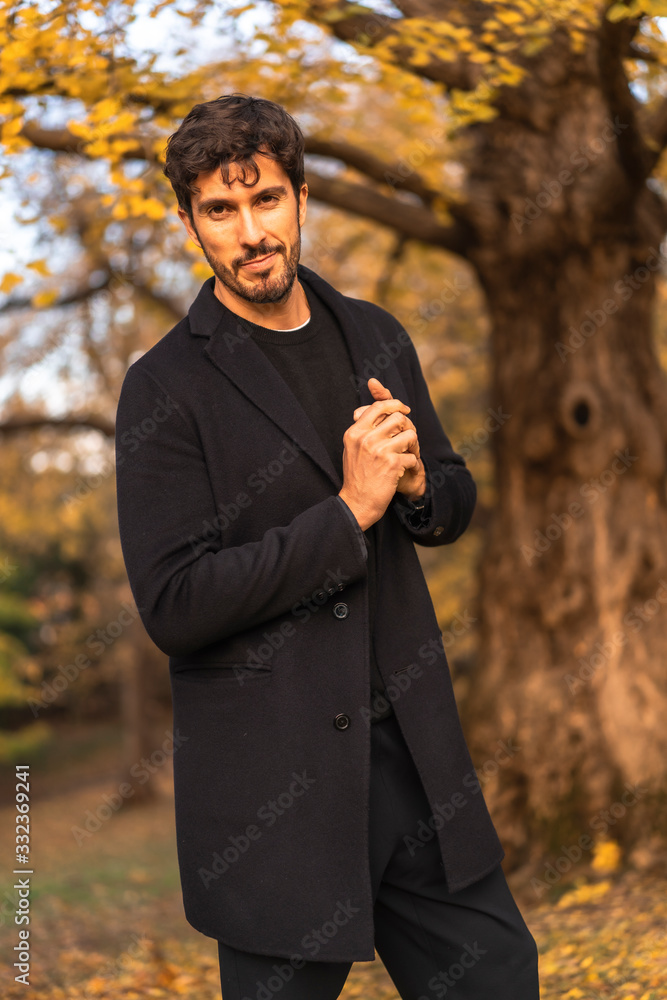 Obraz premium Lifestyle, a young caucasian dark-skinned businessman in a natural park