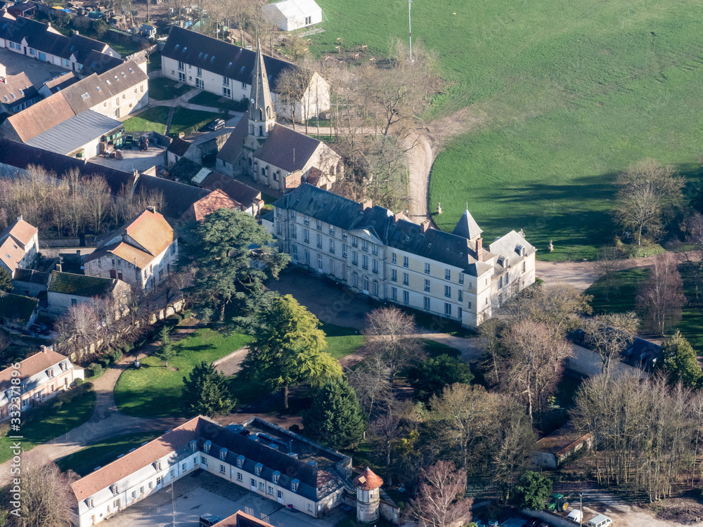 vue aérienne du château de Jambville et du village dans le Val d'Oise