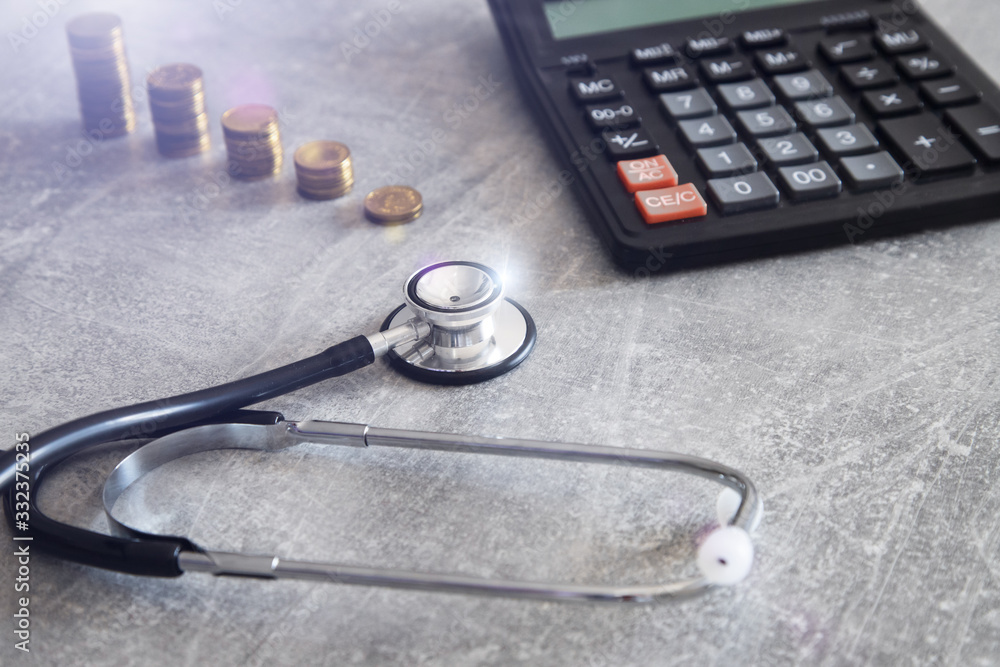 Obraz premium Koszty medyczne, stetoskop, pieniądze polskiej waluty. Koncepcja kosztów opieki zdrowotnej, finansów, funduszy ubezpieczeń zdrowotnych.