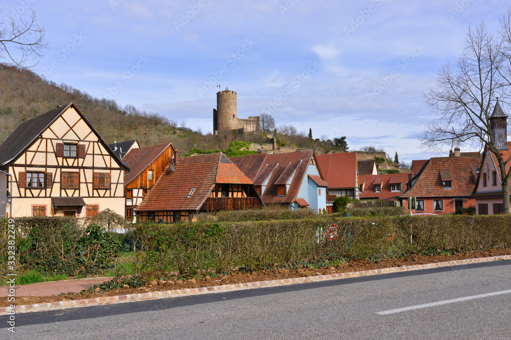 Kaysersberg (68240) et son château depuis le 8 rue du 18 Décembre, département du Haut-Rhin en région Grand-Est, France Kaysersberg (68240) et son château depuis le 8 rue du 18 Décembre, département du Haut-Rhin en région Grand-Est, France