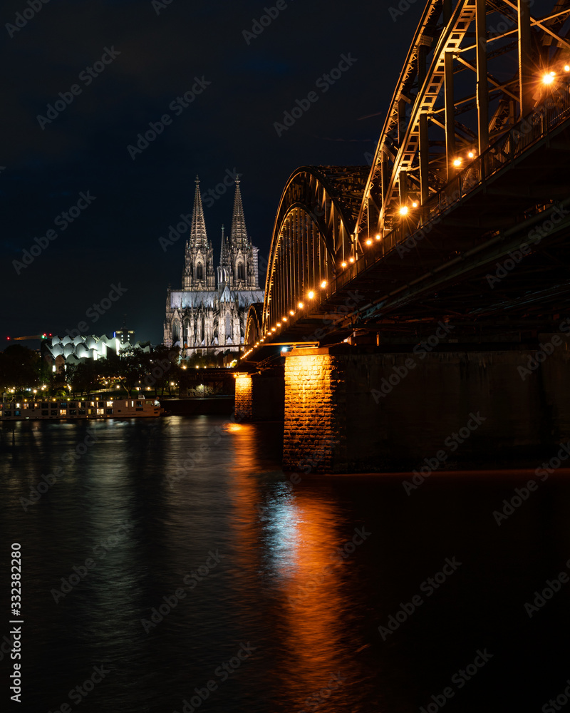 Fototapeta premium Blue hour Hohenzollern bridge and cathedral 3