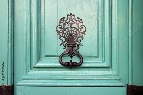 Φωτογραφία door with knocker in paris (france)