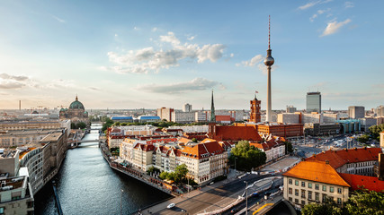 Fototapete Berlin Berliner Skyline-Panorama mit Fernsehturm und Spree bei Sonnenuntergang, Deutschland  © Rico Oder