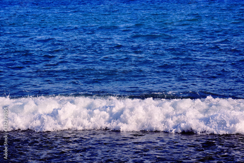白波と青い海面