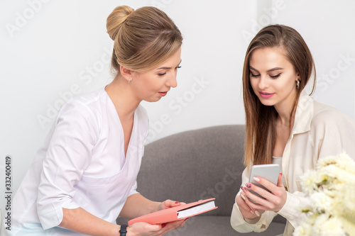 Cosmetologist talking with client.