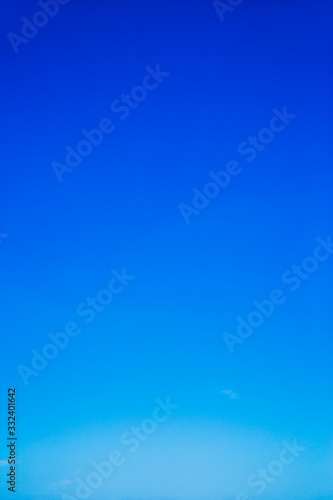 雲一つない青空。背景用素材