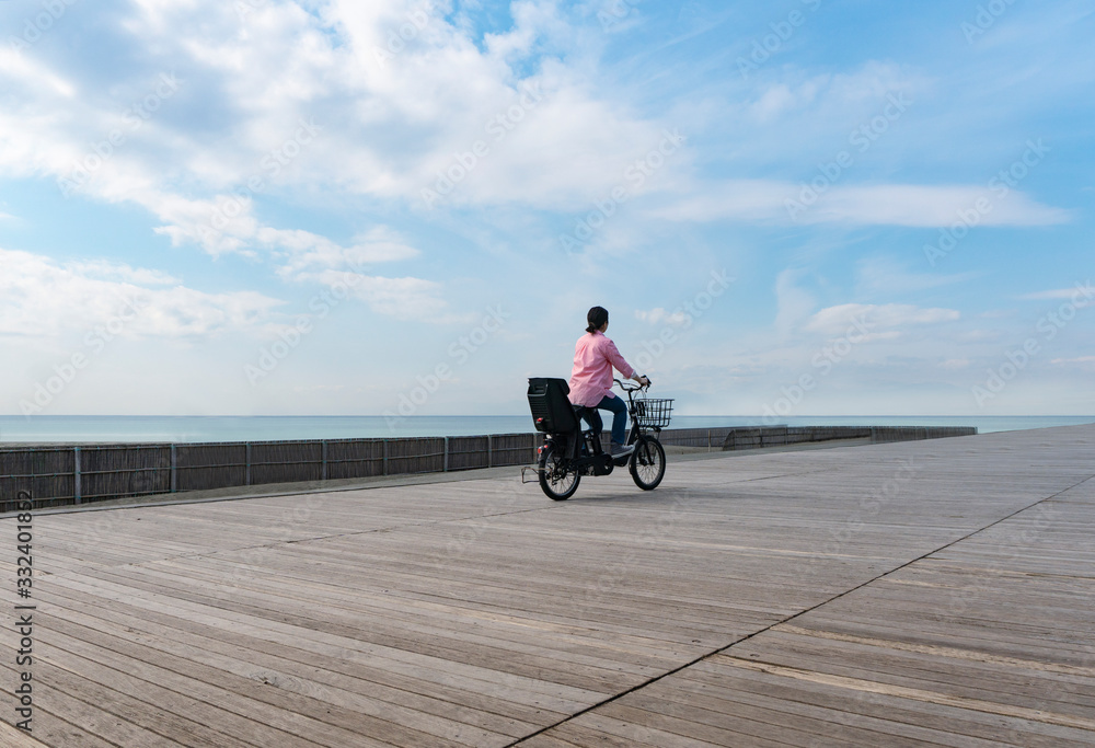 Fototapeta premium 自転車に乗る女性