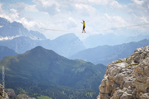 Foto tightrope walker on a mountain with blue sky and clouds
