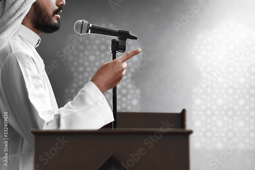 Canvas Print Religious muslim man speech in mosque