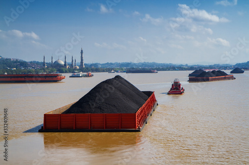 Fotografia coal transported by the barges on Mahakam river, Samarinda, East Kalimantan, Ind