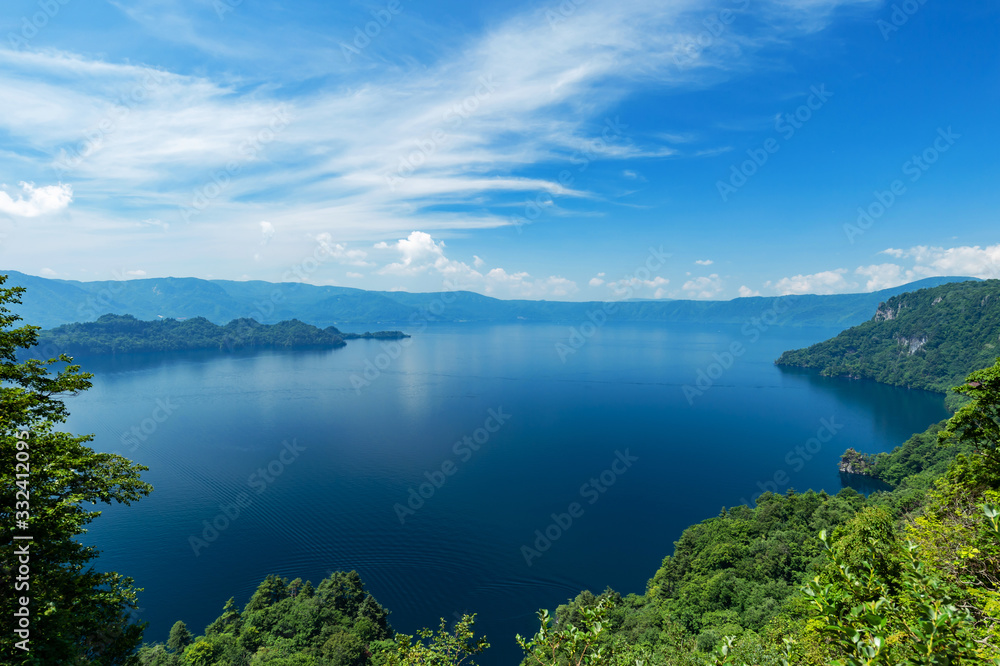 【青森県十和田湖】夏の十和田湖：瞰湖台から眺める十和田湖は開放的な大パノラマ	