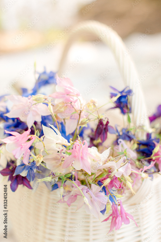 © Юлия Батаева - bouquet of flowers in a basket
