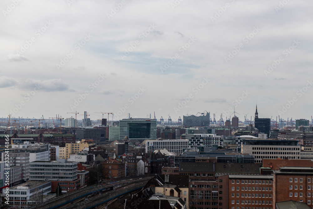 Blick auf die Innenstadt von Hamburg mit Kirchtürmen, Fernsehturm elbphilhartmonie usw