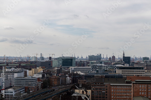 Blick auf die Innenstadt von Hamburg mit Kirchtürmen, Fernsehturm elbphilhartmonie usw © bevisphoto