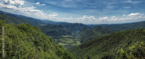 Les gorges de la rivière d'Ain, vue du pic d'Oliferne