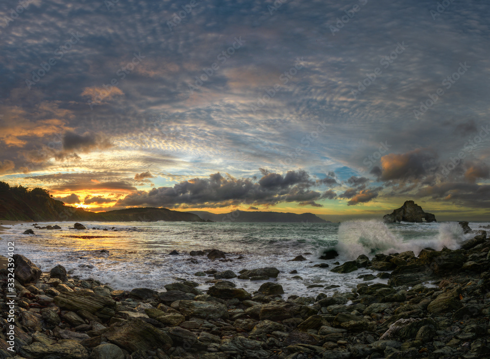 Obraz premium Rocky Waves Beach at Sunset