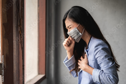 Foto COVID-19 Pandemic Coronavirus, Asian woman wearing mask, have a symptoms coughin