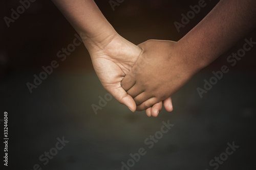 Men and women shake hands © Nattawut