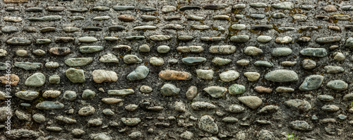 Wa nd aus Natursteinen mit Kieselsteinen Panorama