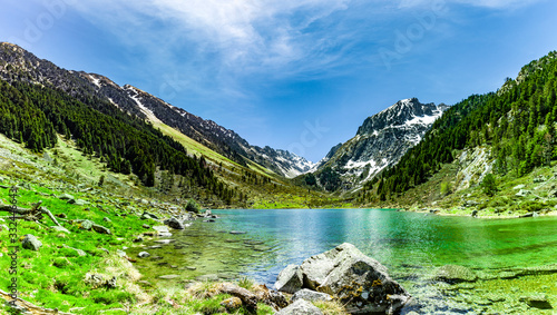Gebirgssee mit klarem Wasser im Gebirge